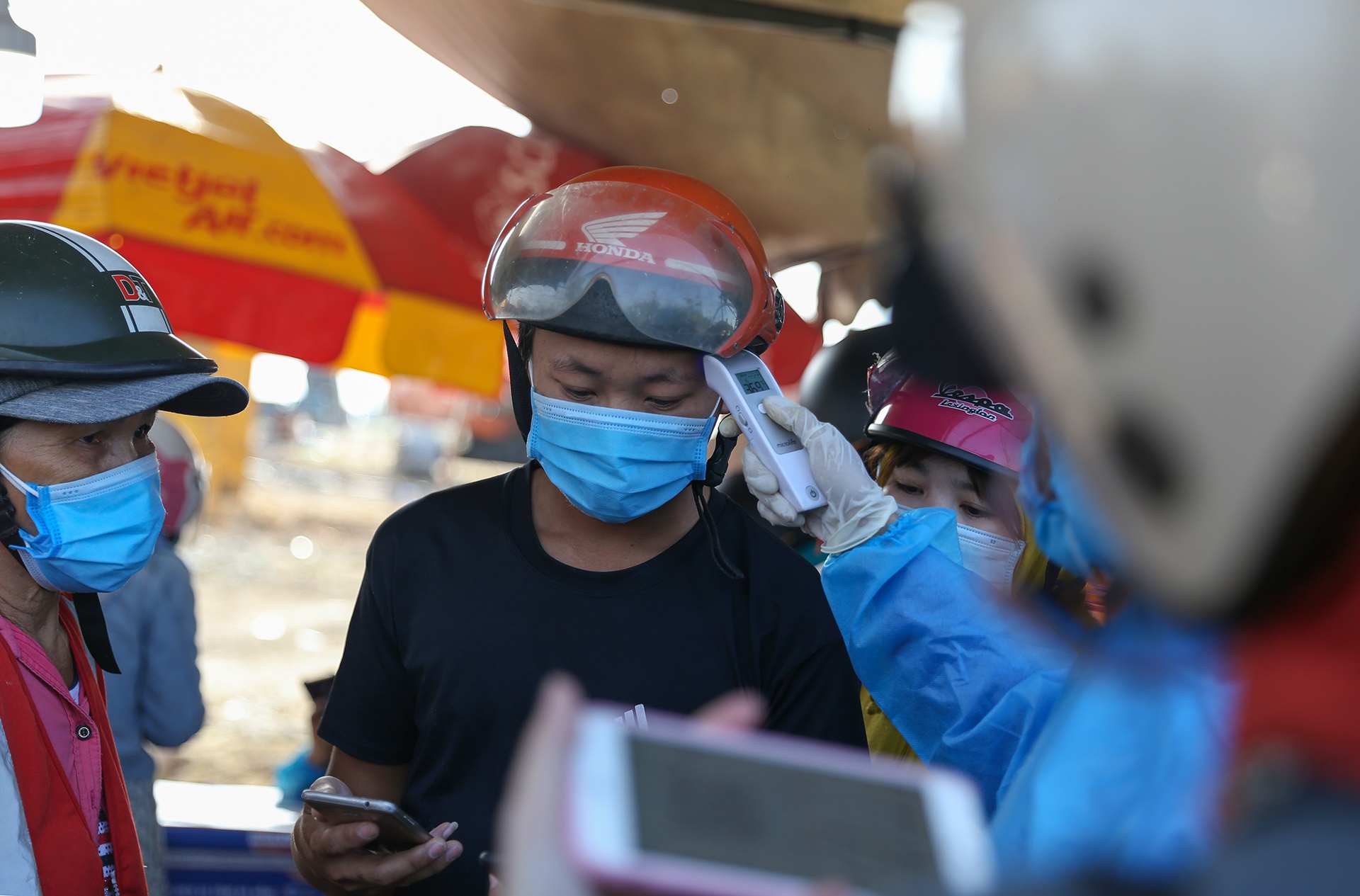 Tung doan nguoi chay xe may hon 1.000 km tu TP.HCM ve que tranh dich hinh anh