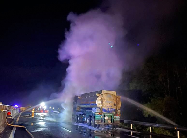 Xe dau keo boc chay tren cao toc Da Nang - Quang Ngai hinh anh