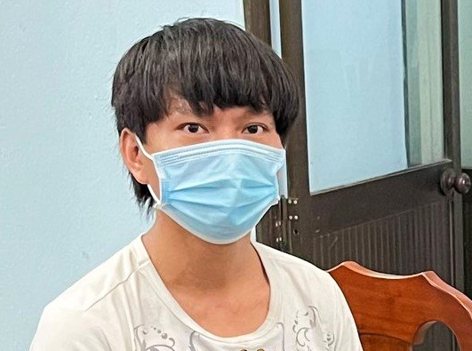 Nguoi dan ong quay nhieu clip 'nong' voi thieu nu 15 tuoi hinh anh