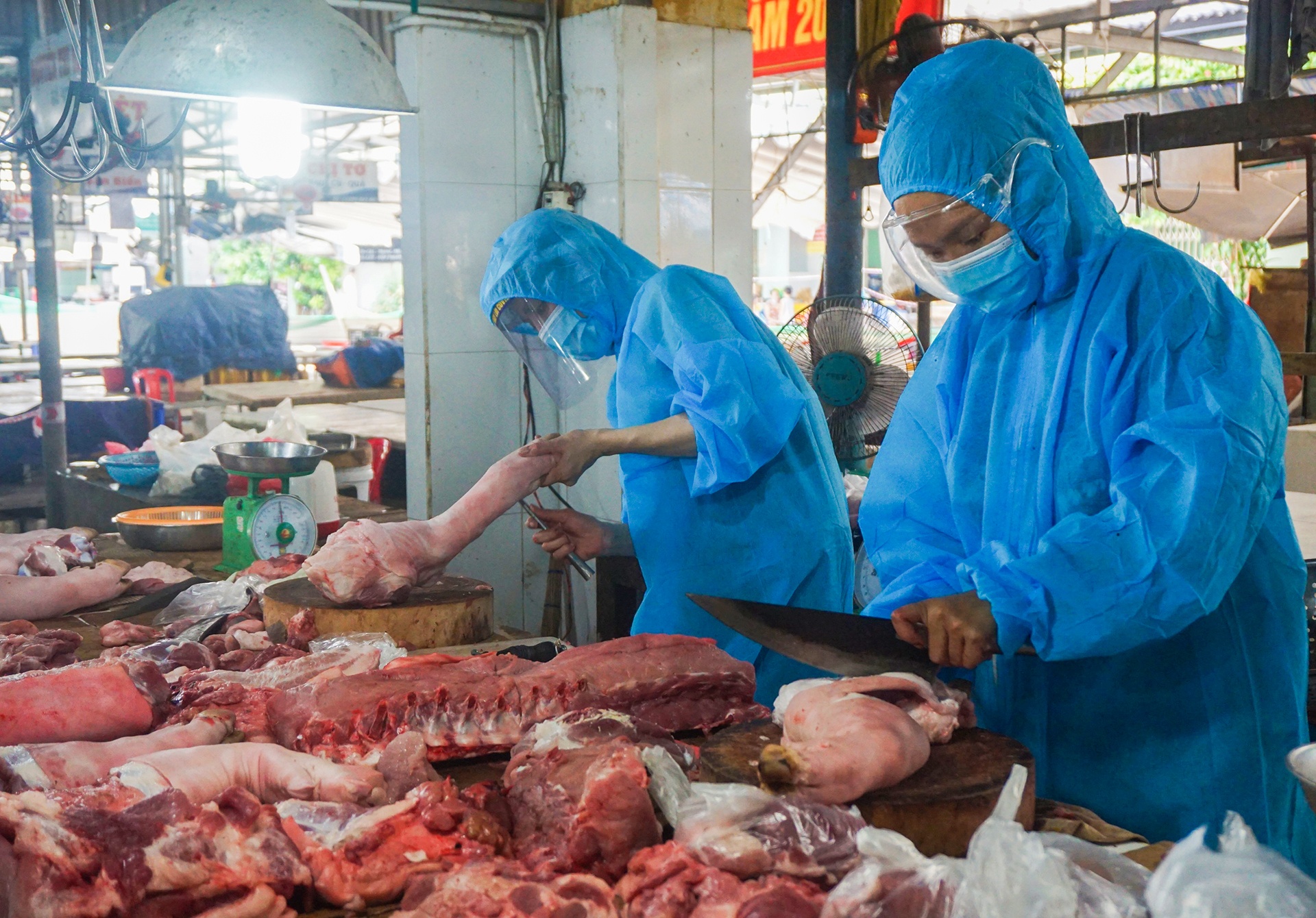 Cac cho o Da Nang 'chay hang' trong ngay dau mo ban lai hinh anh