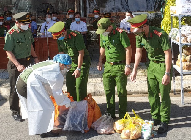 Cong an Da Nang mo 30 diem ban hang gia re cho nguoi dan anh 2