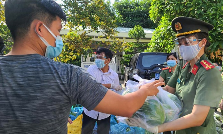 Cong an Da Nang mo 30 diem ban hang gia re cho nguoi dan hinh anh