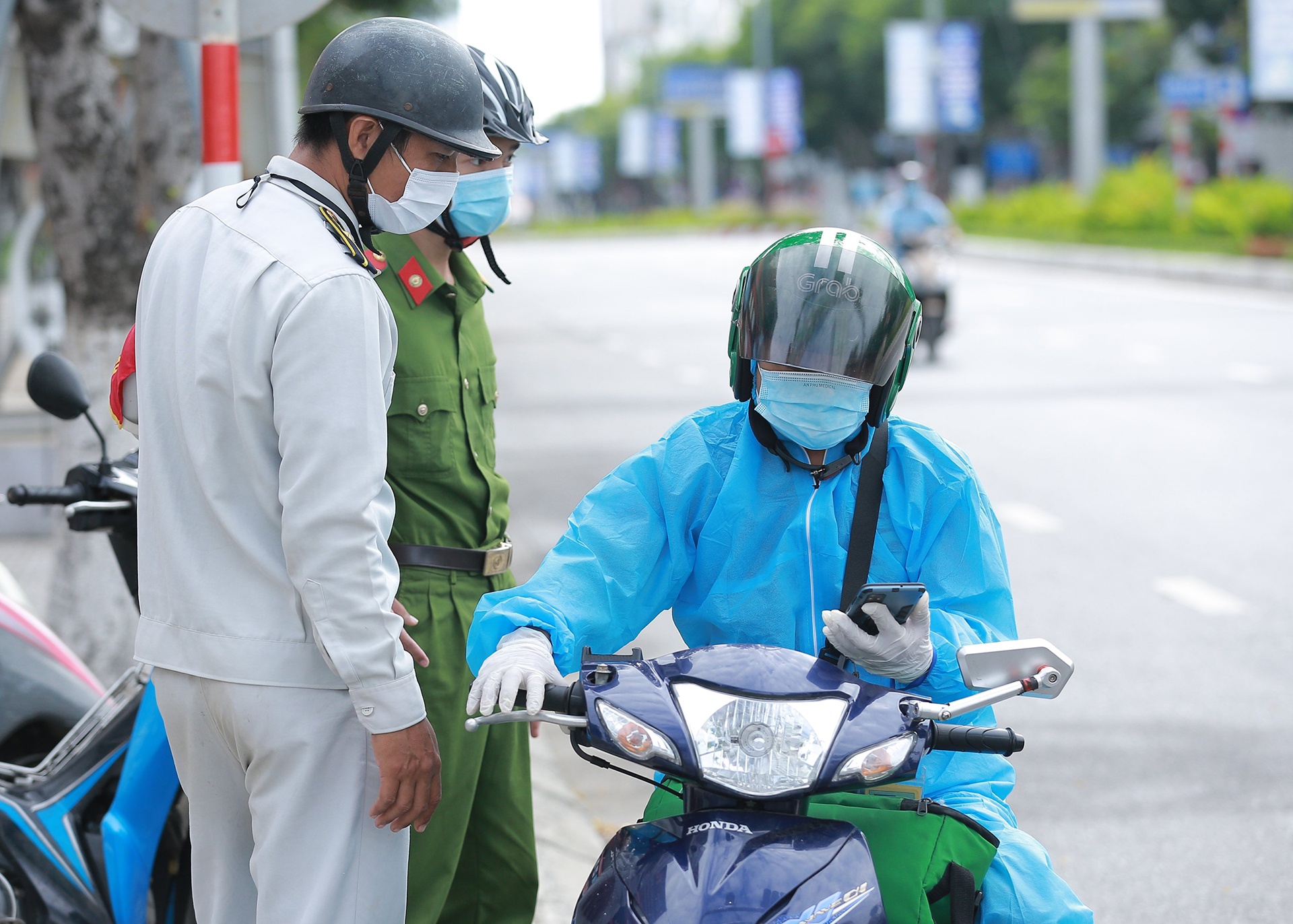 Da Nang cap giay di duong ma QR truc tuyen  cho dan anh 2
