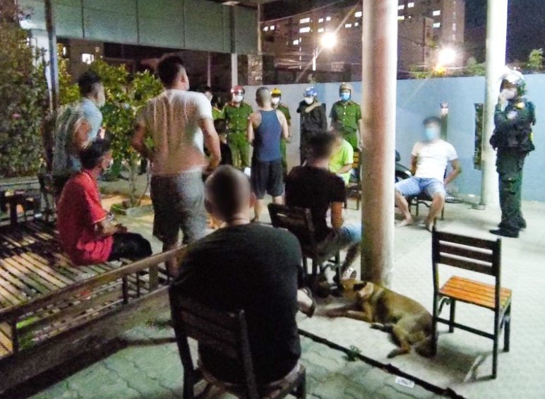 Nhóm người ở Đà Nẵng tụ tập ăn nhậu ảnh 1 Nhom nguoi o Da Nang tu tap an nhau anh 1