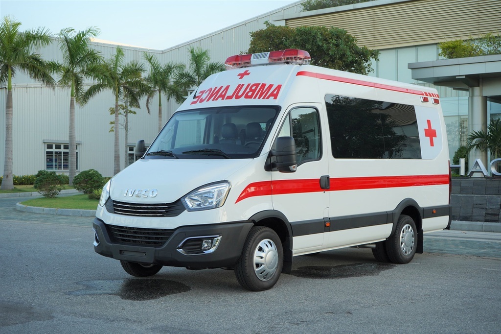 Lai xe cuu thuong bi phat vi cho nguoi tu TP.HCM ve Da Nang hinh anh