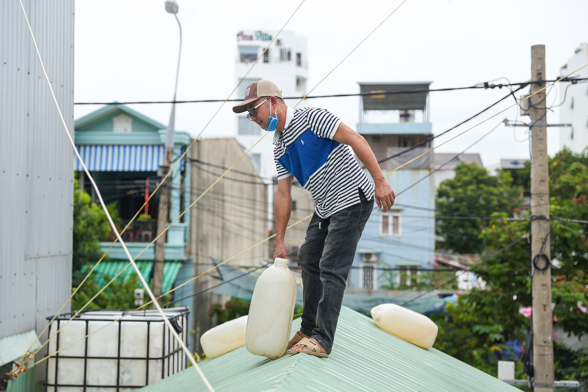 Dan mien Trung gia co nha cua tranh bao anh 1