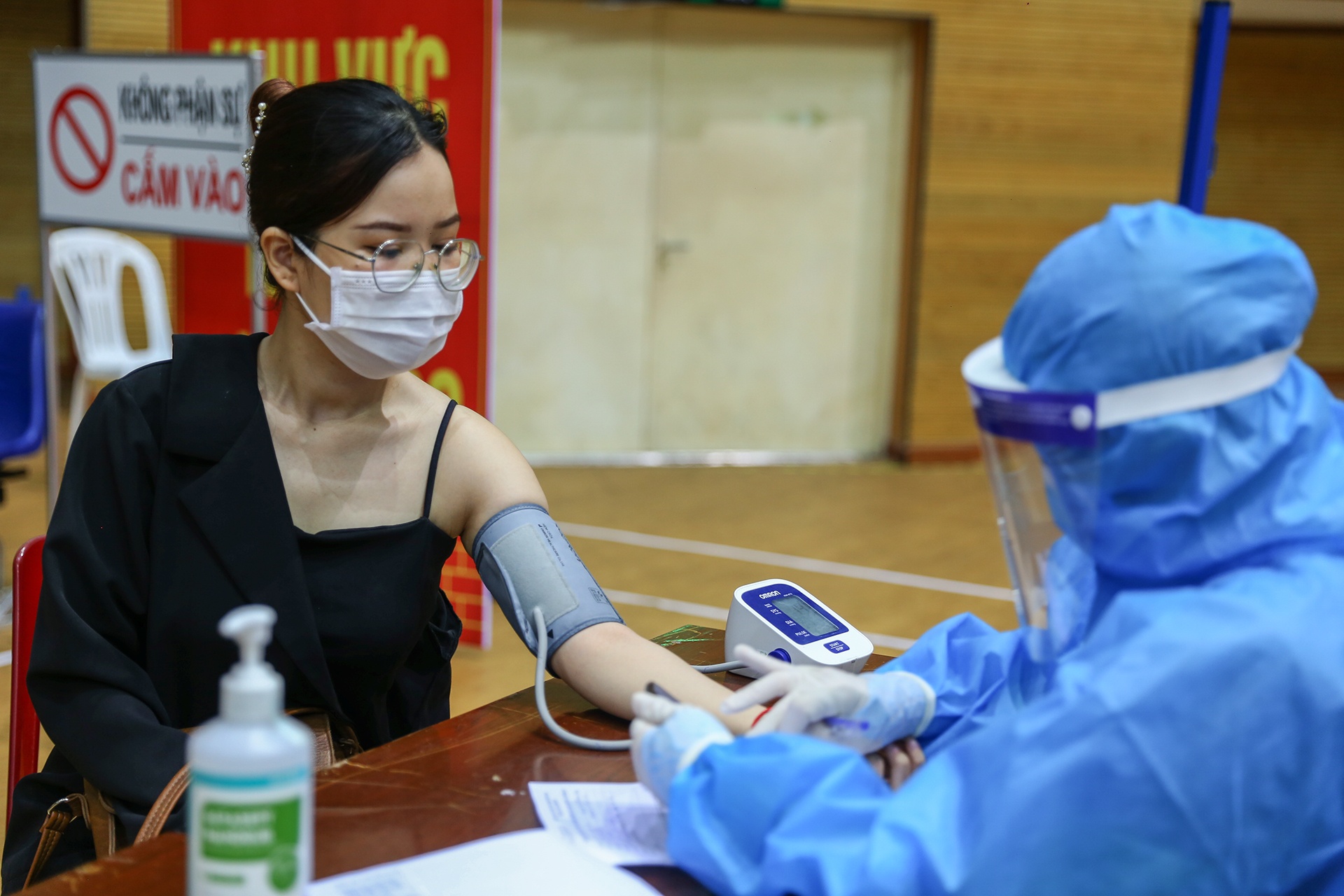 tiem vaccine Covid-19 anh 2