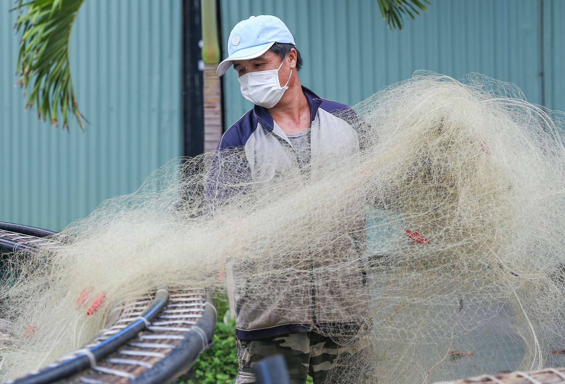 Dan mien Trung gia co nha cua tranh bao anh 4