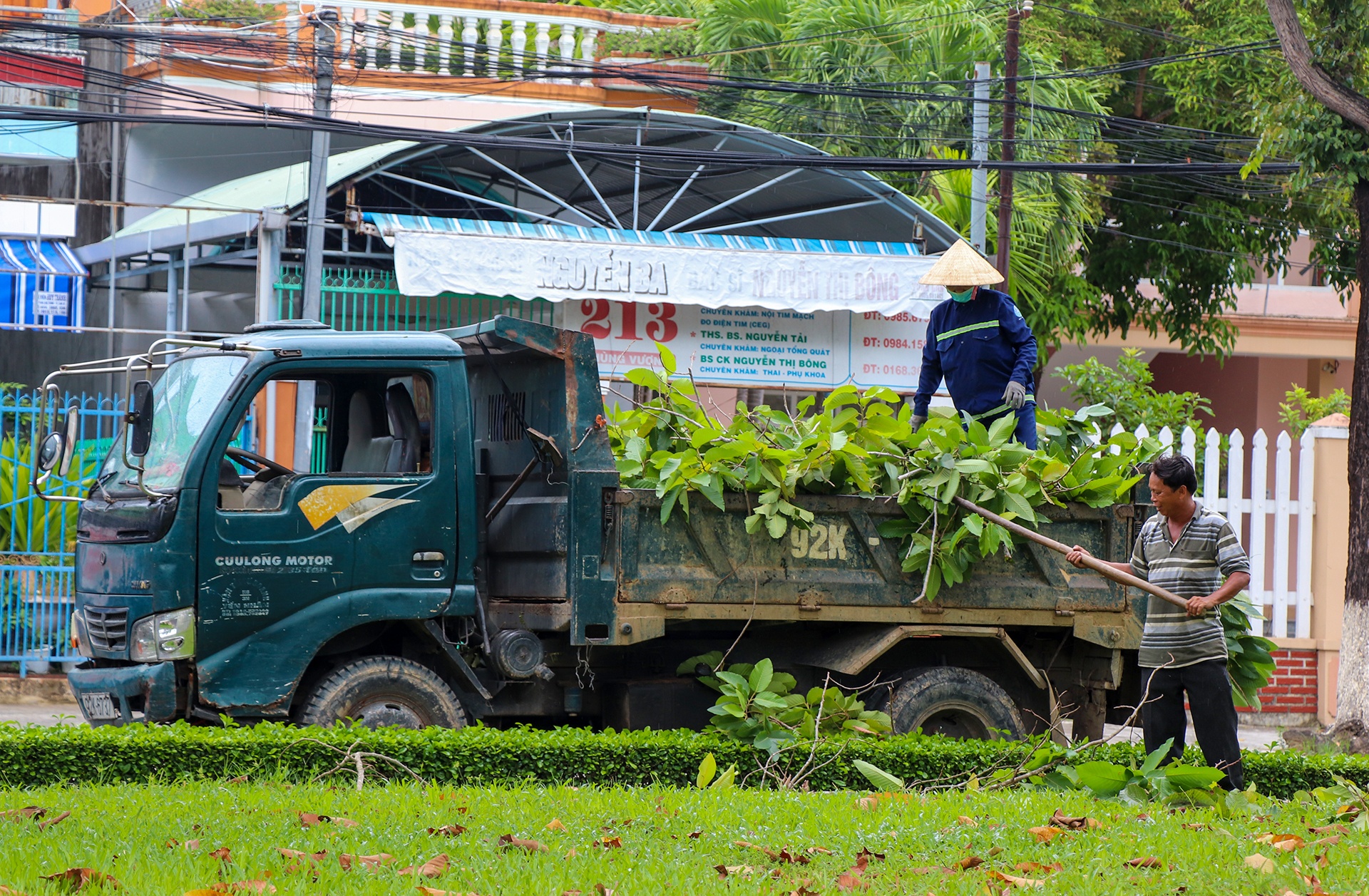 Dan mien Trung gia co nha cua tranh bao anh 6