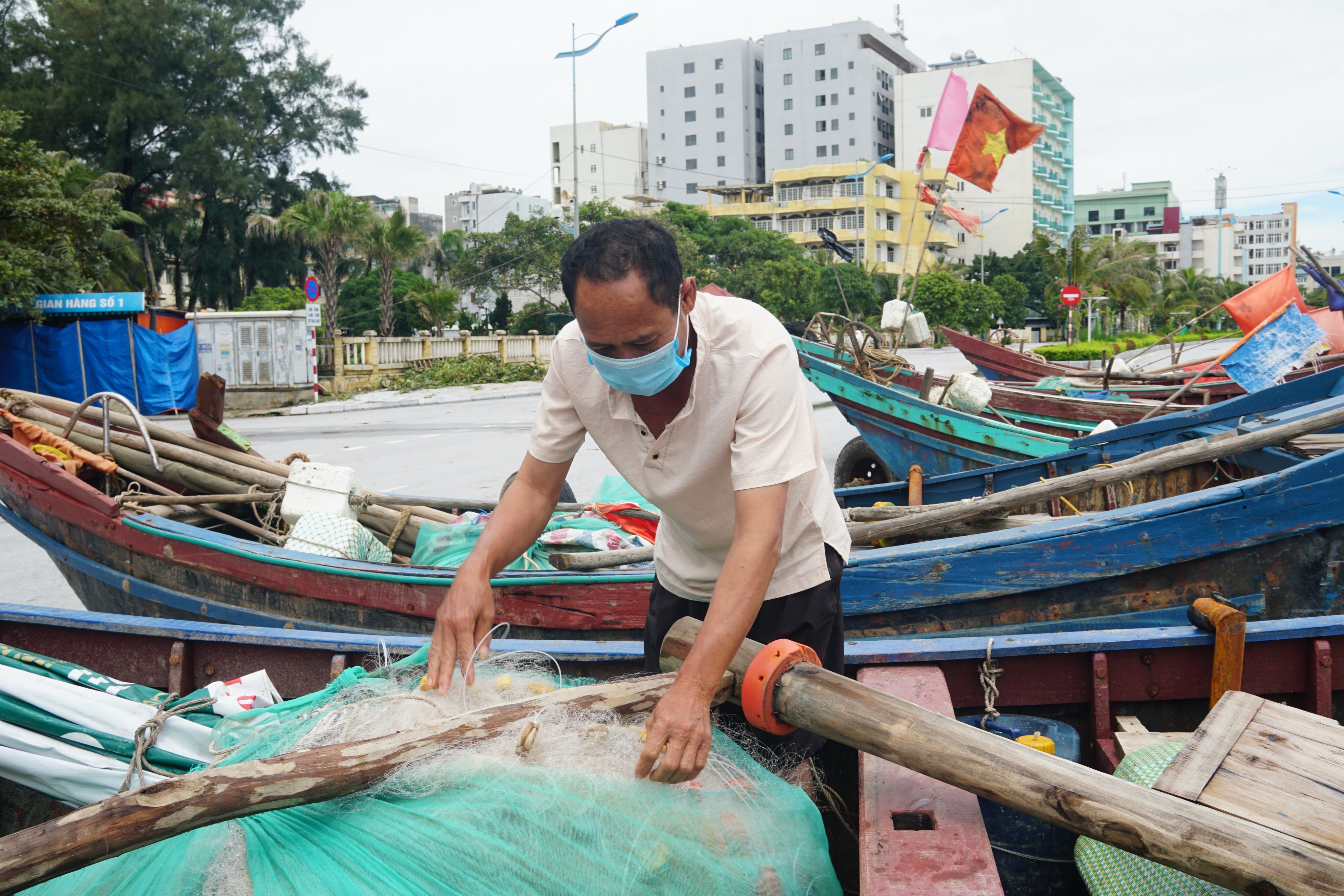 Bi thu Da Nang: 'Khong de lay nhiem dich benh trong luc chong bao' hinh anh