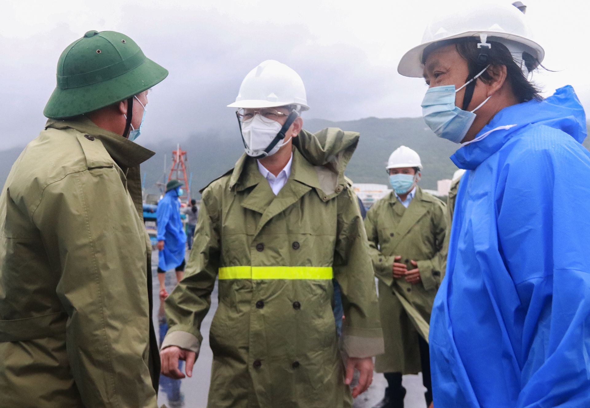 Hon 20 ngoi nha toc mai truoc khi bao so 5 do bo hinh anh