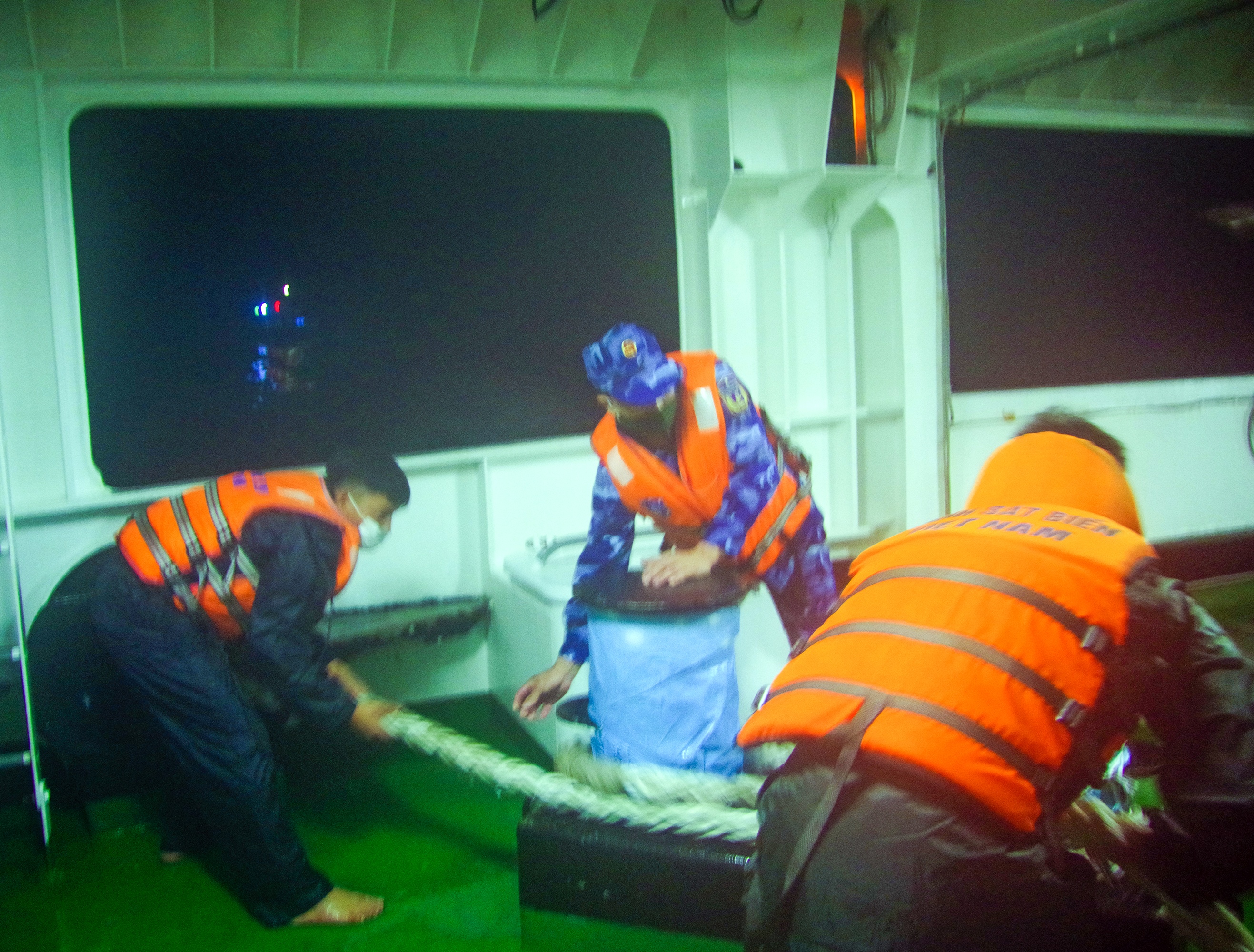 Hang chuc nguoi mat lien lac anh 1