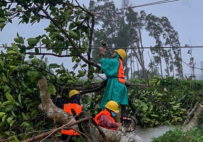 Nhieu noi o mien Trung va Tay Nguyen mat dien do bao hinh anh