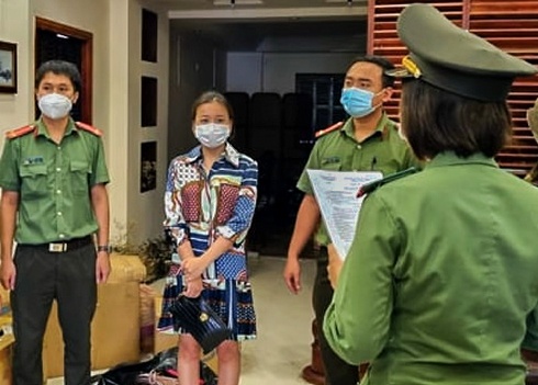 Nu giam doc to chuc cho nguoi khac nhap canh trai phep de nhan 400 USD hinh anh