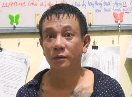 Nguoi co bieu hien phe ma tuy dam luc luong chot kiem dich hinh anh