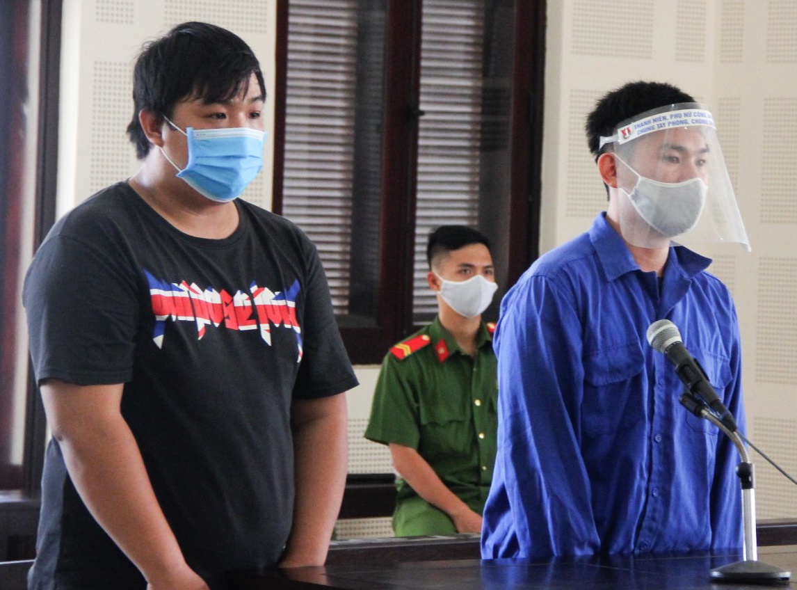 Hai nguoi phai ngoi tu vi mang dao di doi cho hinh anh