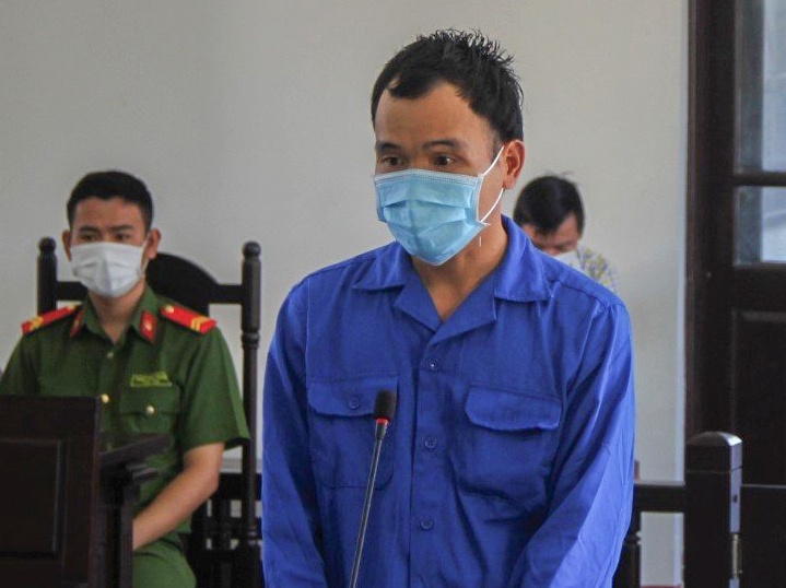 Nguoi danh cong an o chot kiem soat dich linh 30 thang tu hinh anh