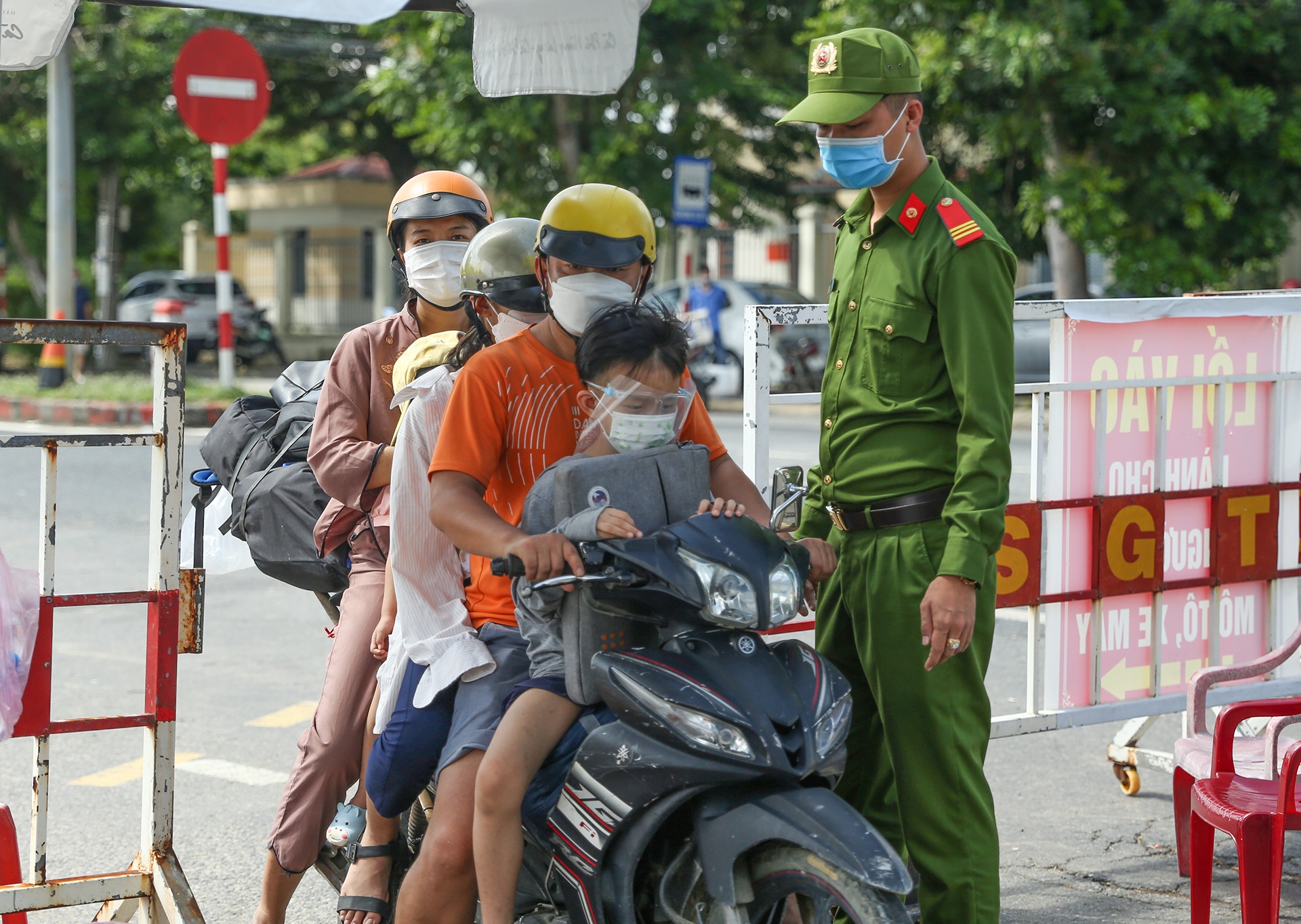Hoc sinh Da Nang di hoc tro lai anh 1