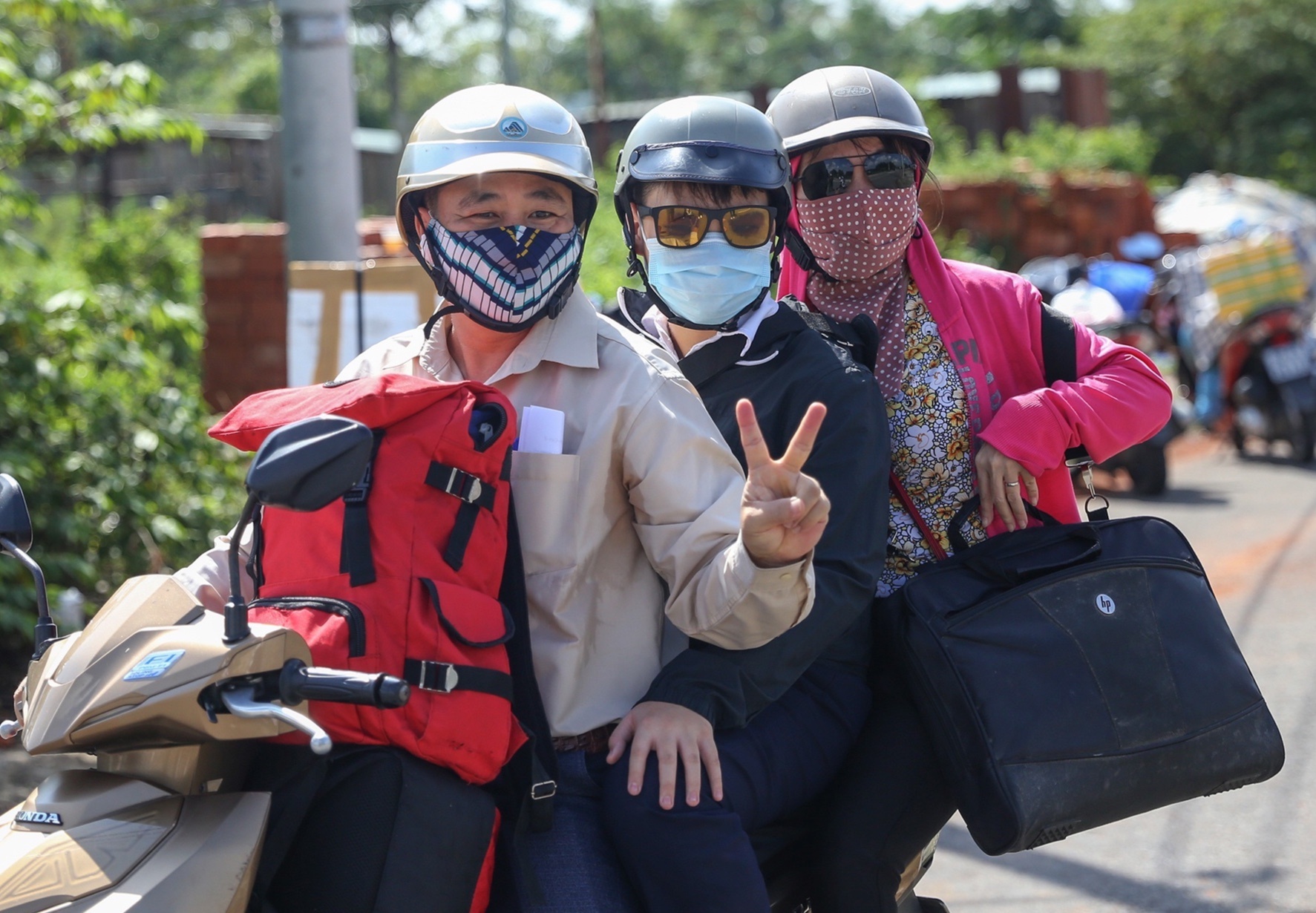 Da Nang don 17.000 giao vien, hoc sinh tro ve hinh anh