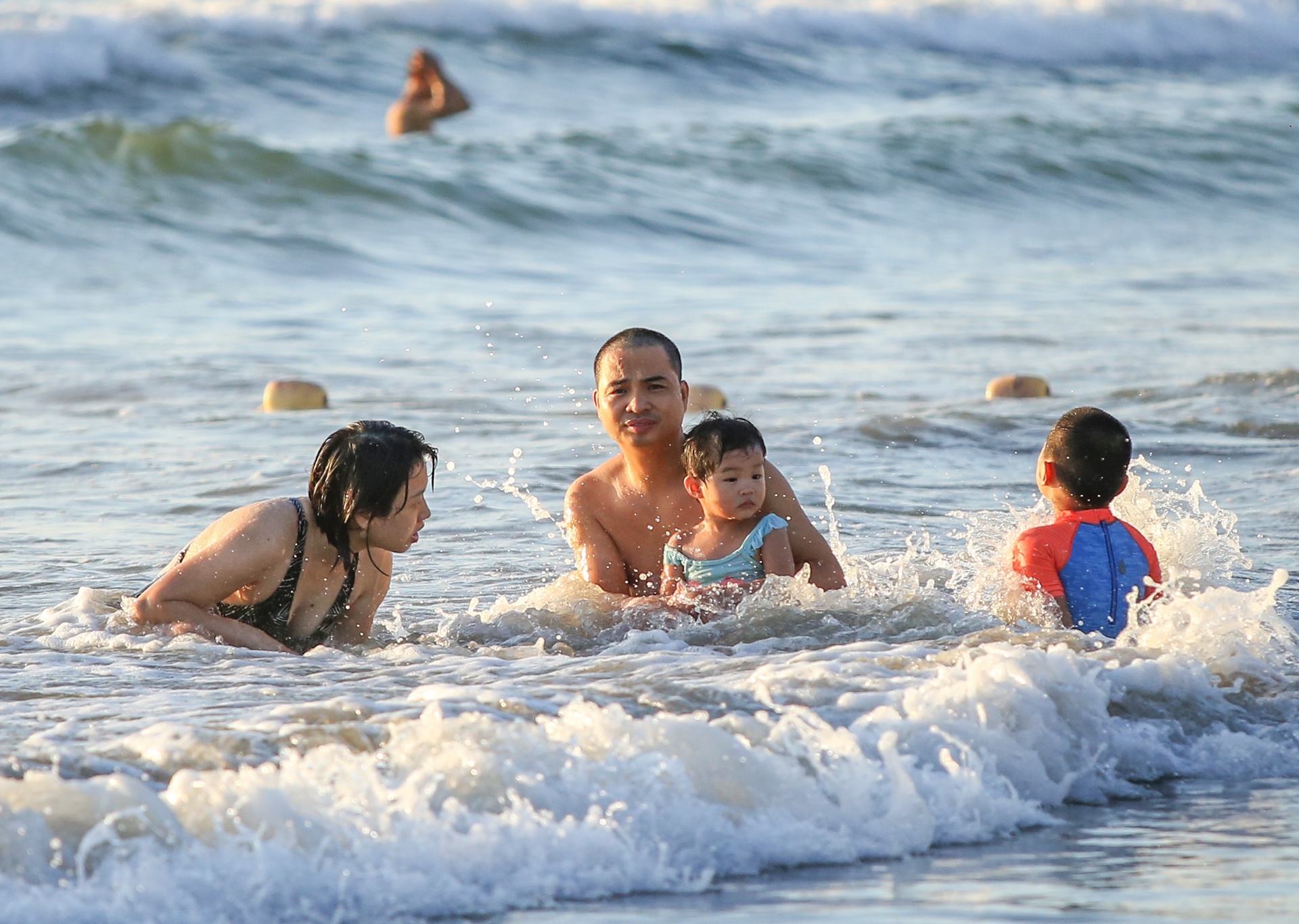 Nguoi dan Da Nang duoc tam bien tro lai hinh anh