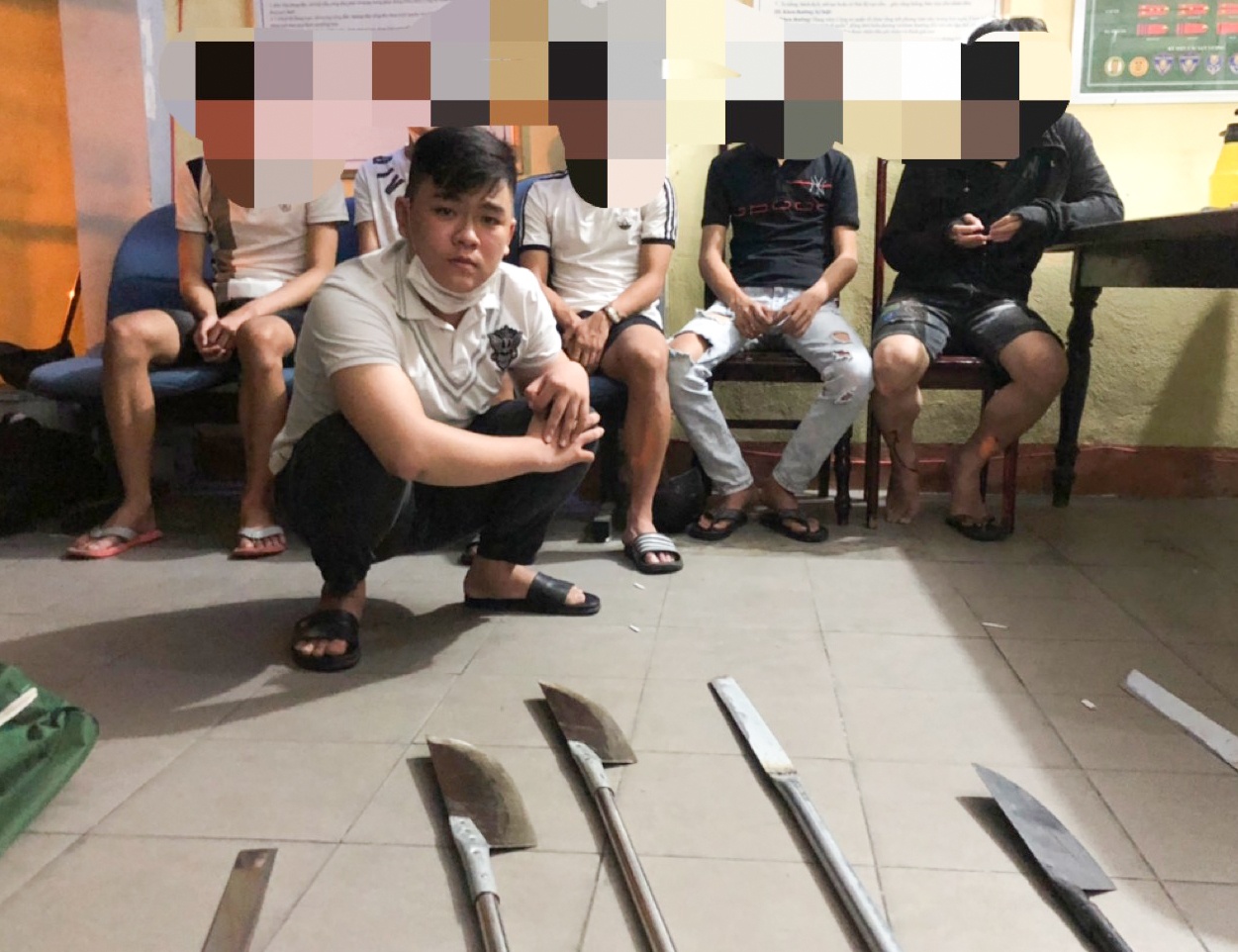 No sung tran ap 2 nhom thanh nien hon chien anh 1