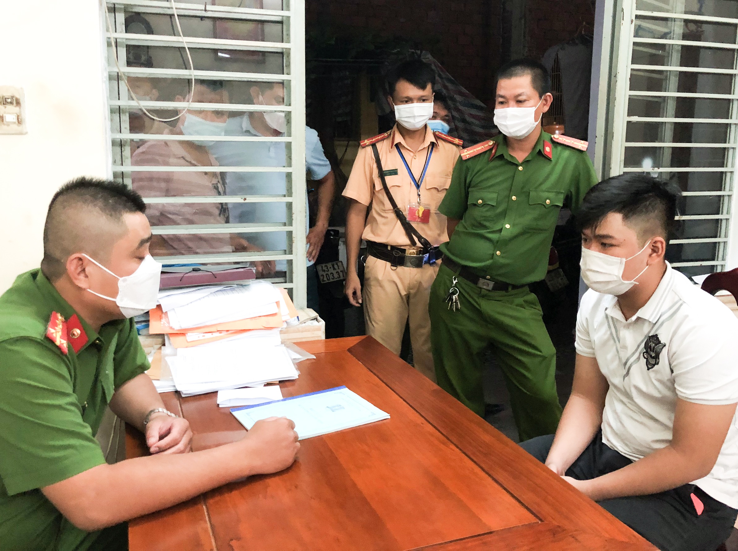 No sung tran ap 2 nhom thanh nien hon chien anh 2