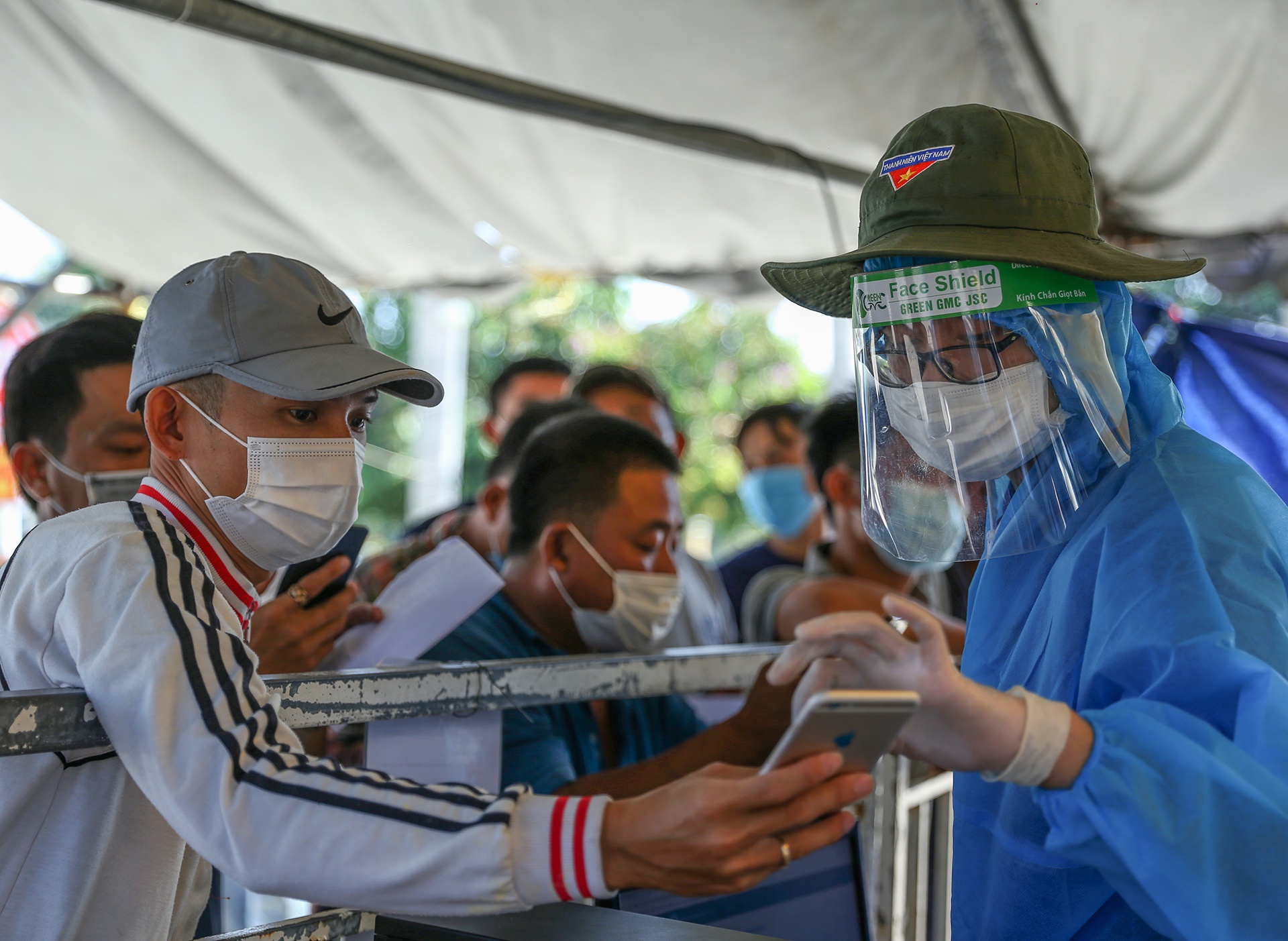 Nguoi dan ket tai cac chot kiem soat giua Quang Nam va Da Nang anh 11