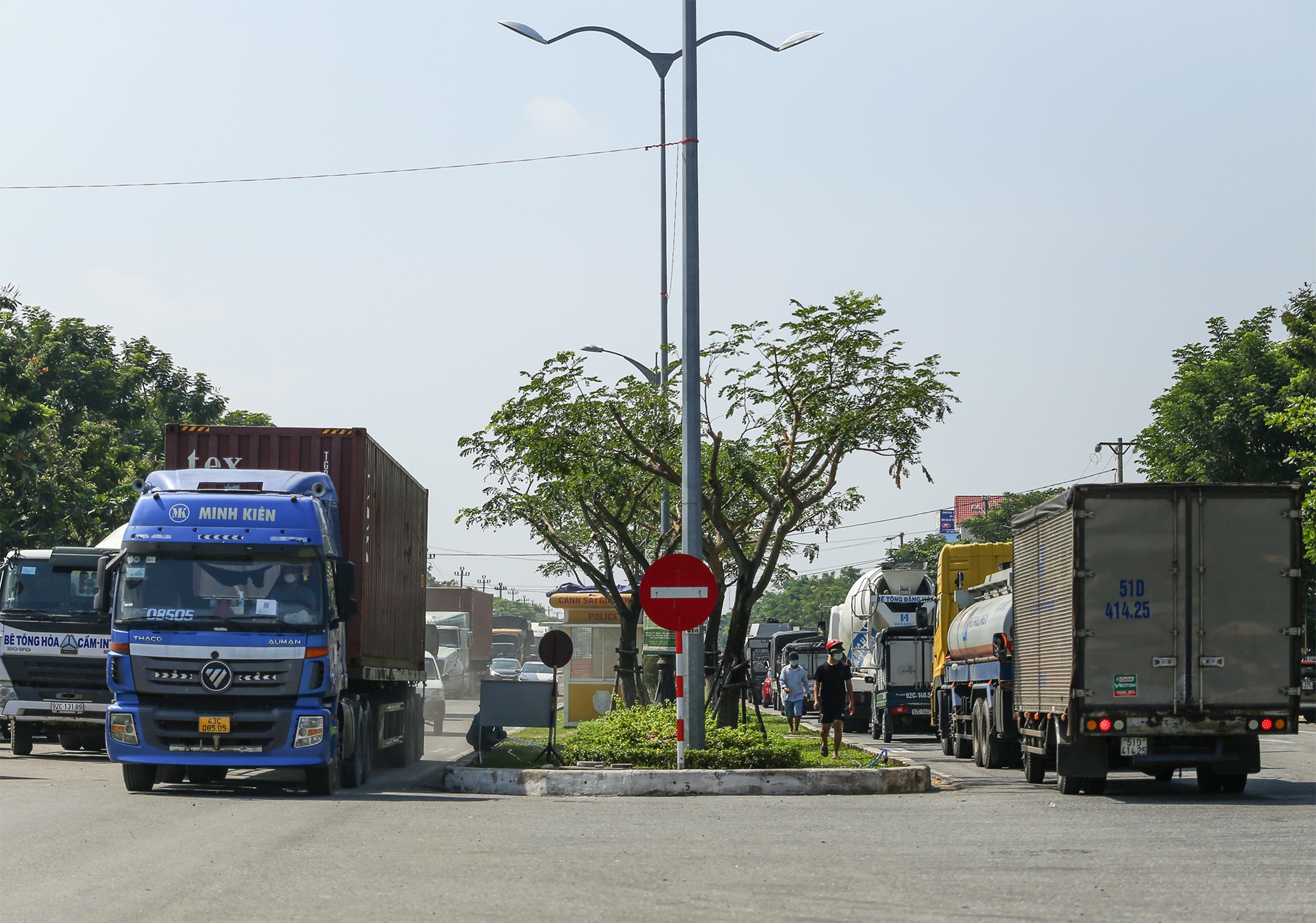 Nguoi dan ket tai cac chot kiem soat giua Quang Nam va Da Nang anh 2
