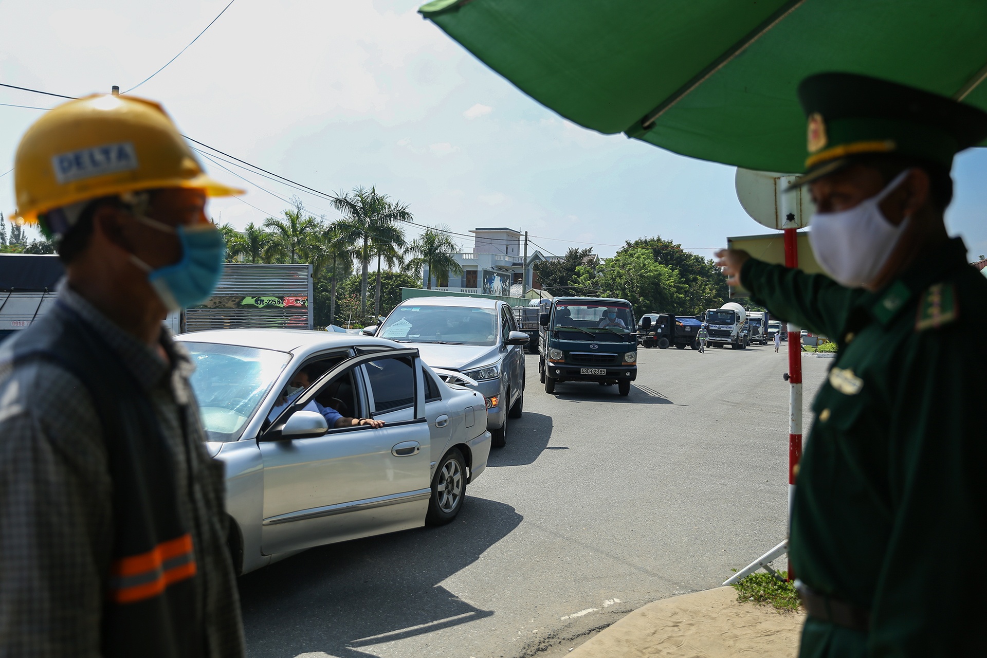Nguoi dan ket tai cac chot kiem soat giua Quang Nam va Da Nang anh 5