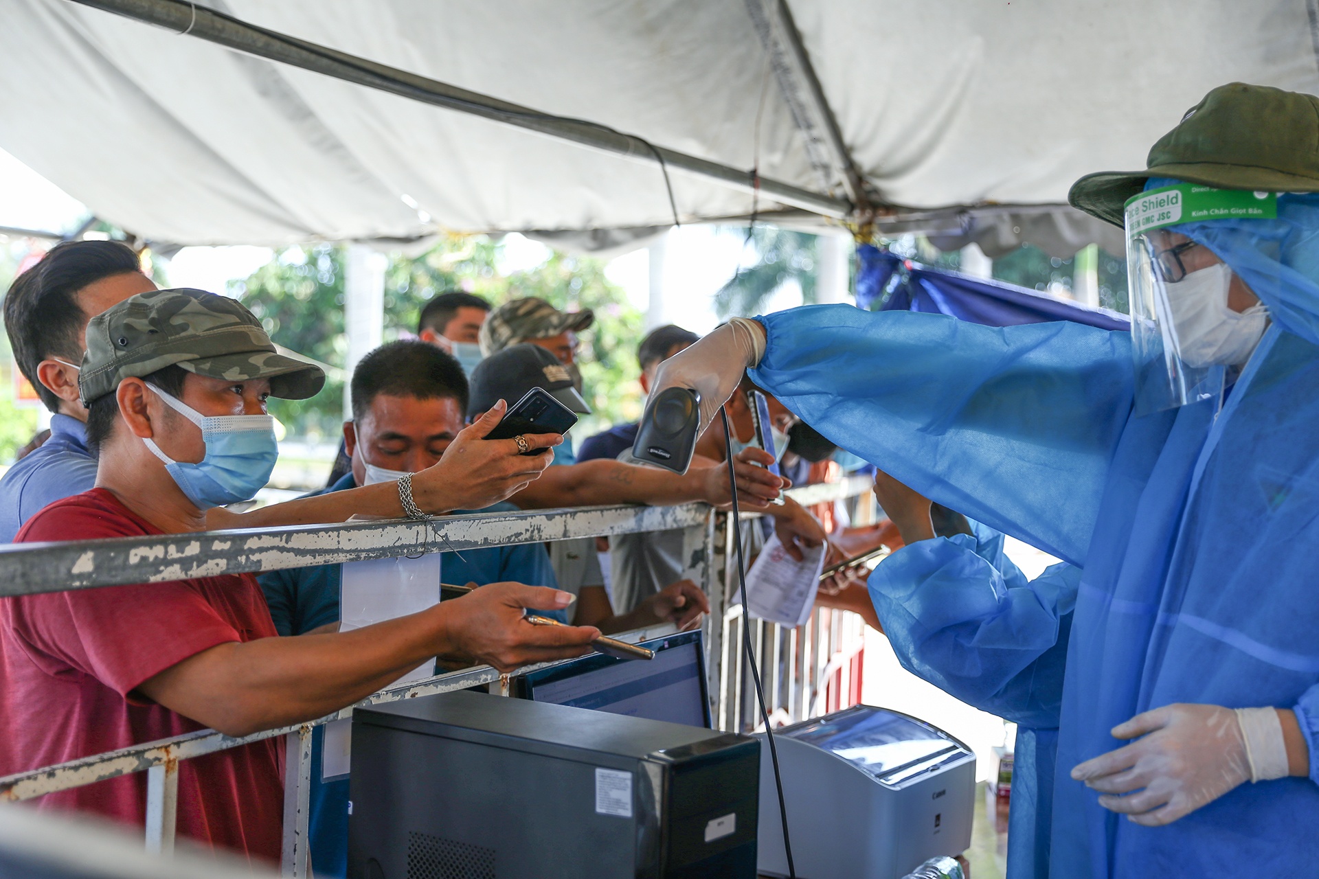 Xe co un u tai chot kiem soat giua Quang Nam va Da Nang hinh anh