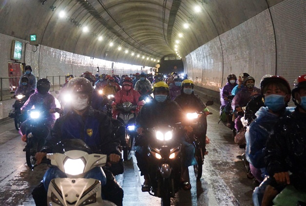 Nguoi dan ve que duoc chay xe may qua ham Hai Van hinh anh