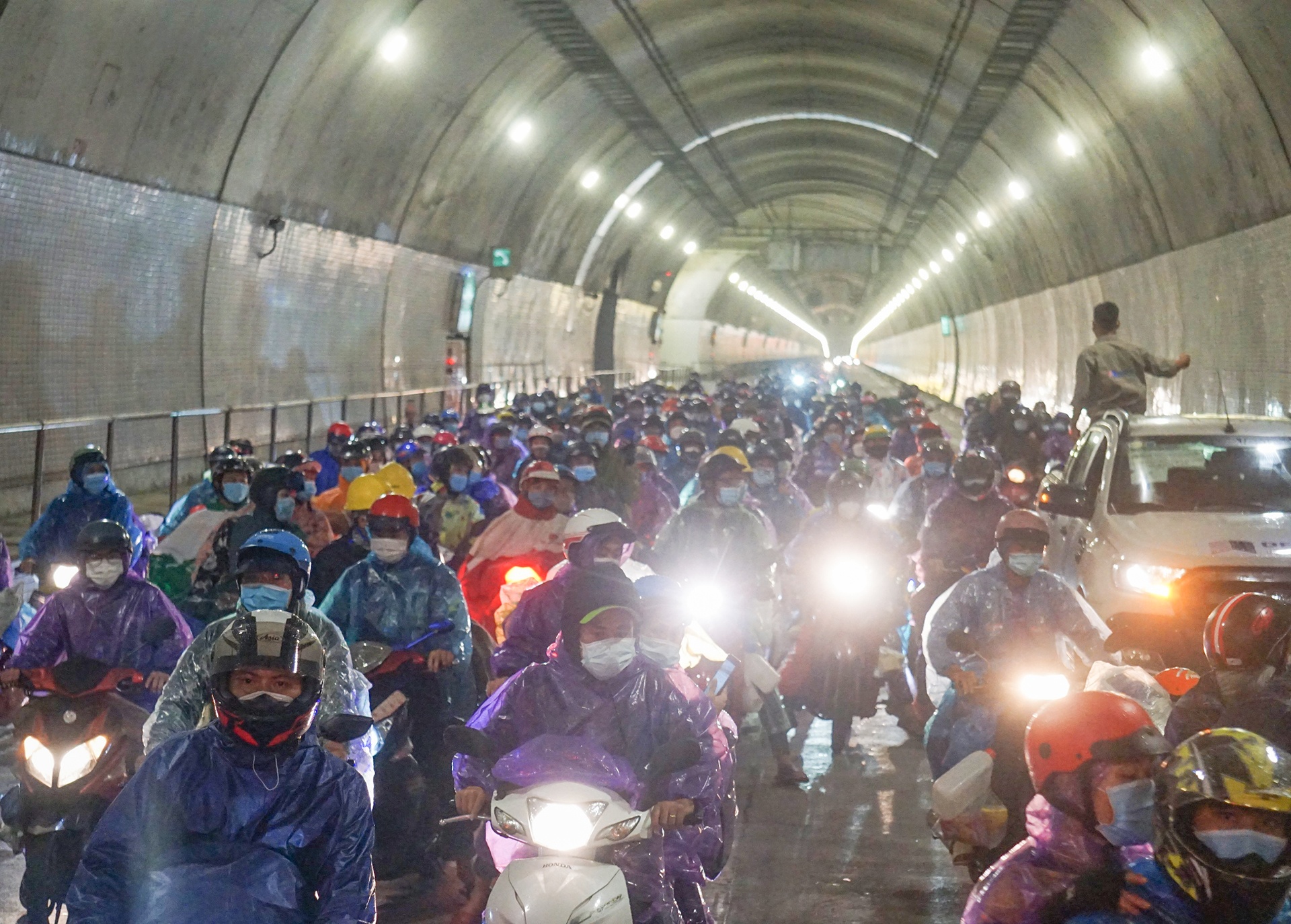 Mo 4 ham doc quoc lo 1 de nguoi dan duoc ve que hinh anh