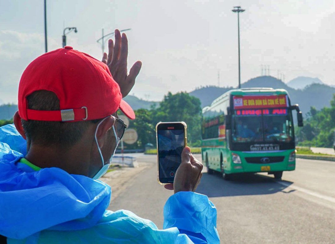 Hon 200 nguoi tu mien Nam duoc ve que bang xe khach hinh anh