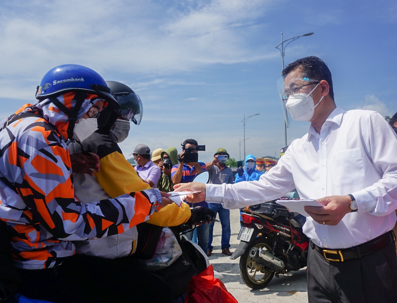 Bi thu Da Nang trao tien, xe may cho nguoi ve que hinh anh