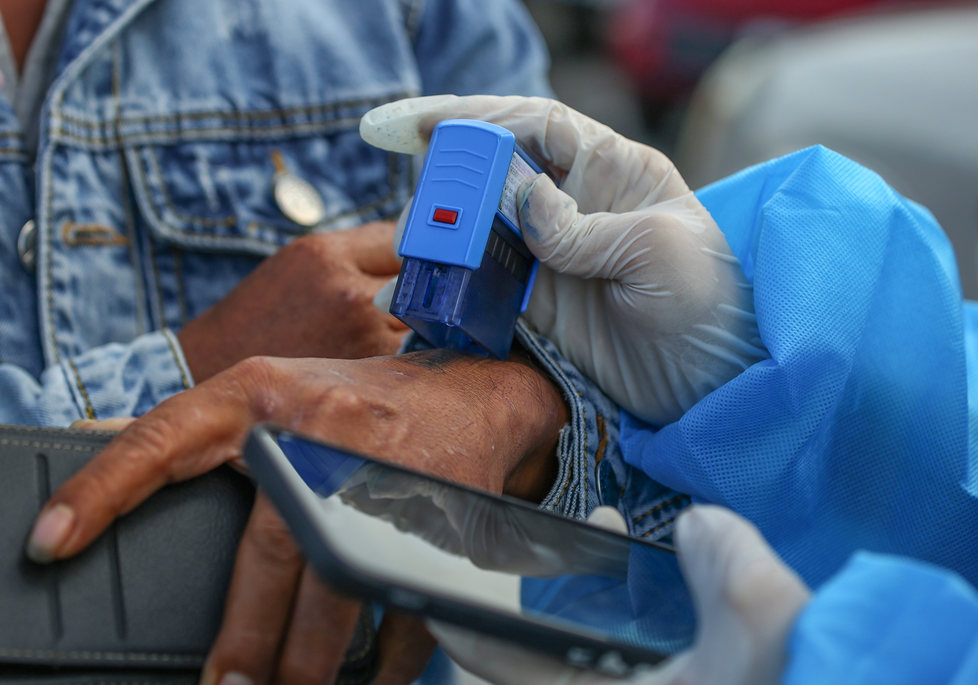 Hang tram nguoi chen chuc tai chot kiem dich giap ranh Da Nang va Quang Nam anh 10