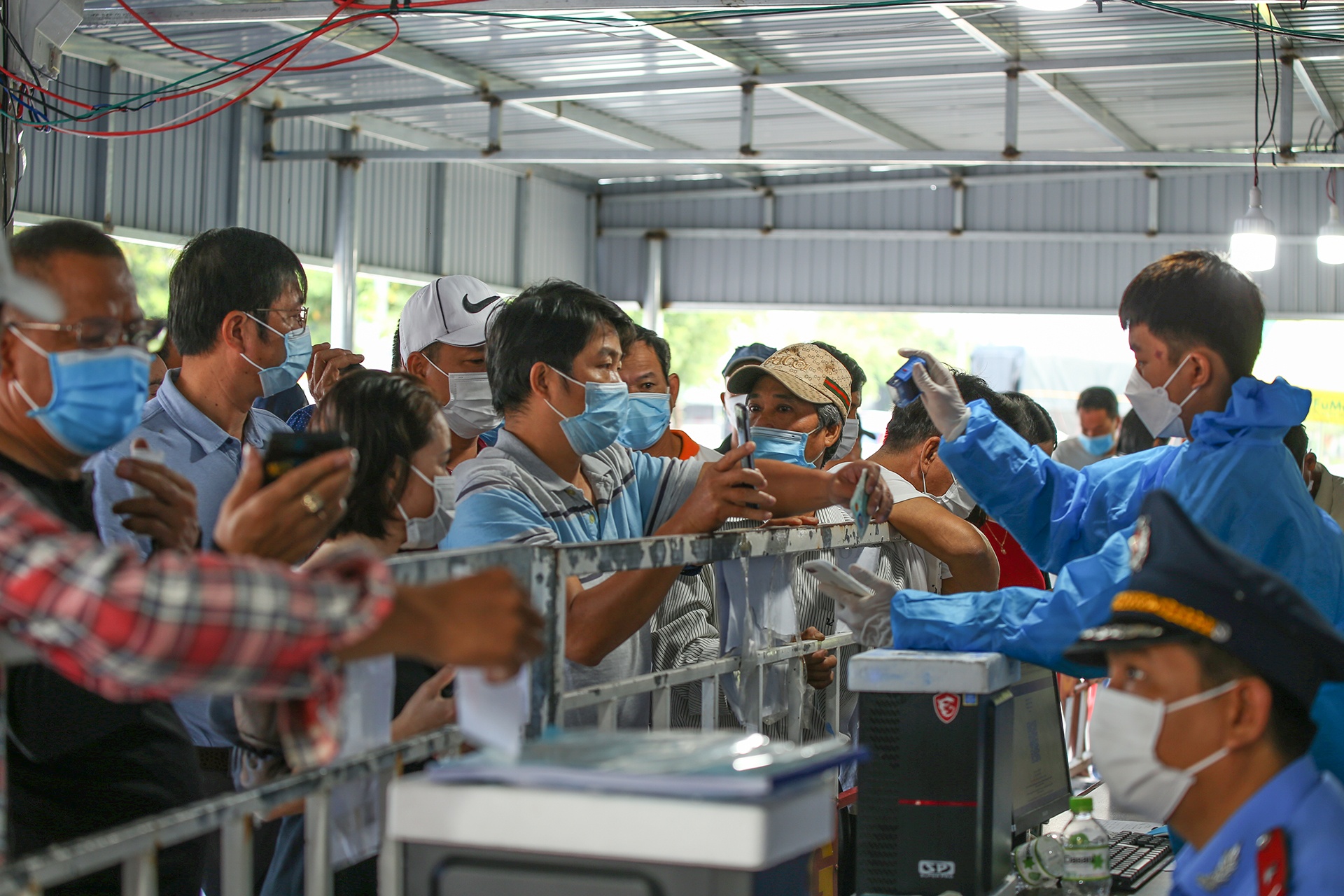 Hang tram nguoi chen chuc tai chot kiem dich giap ranh Da Nang va Quang Nam anh 5