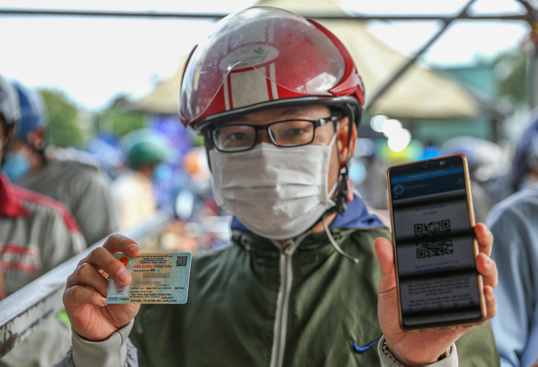 Hang tram nguoi chen chuc tai chot kiem dich giap ranh Da Nang va Quang Nam anh 6