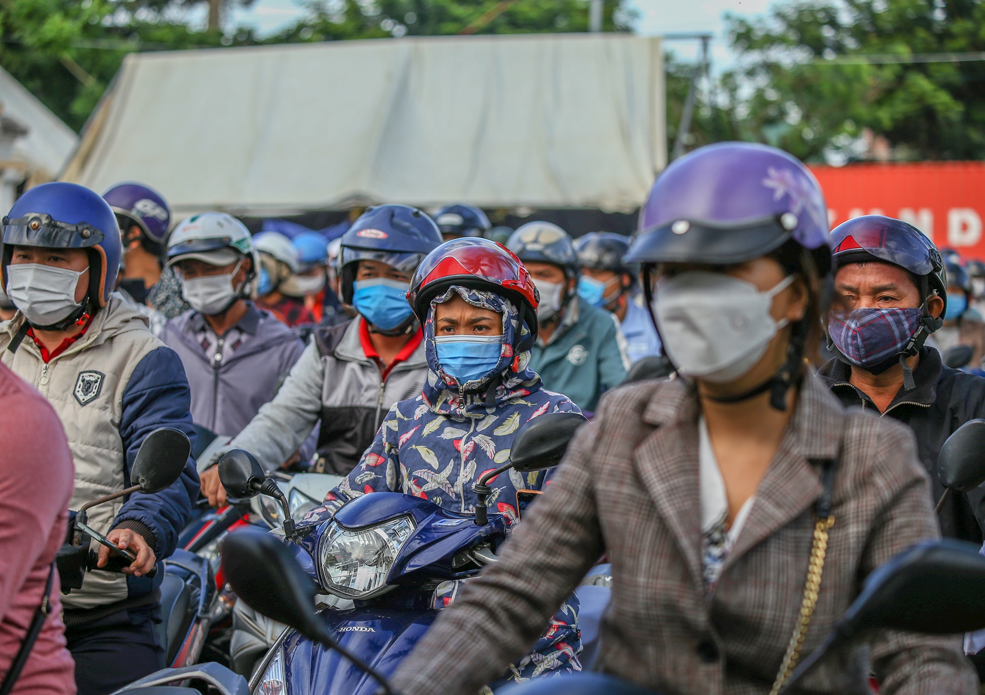 Dong nguoi chen chuc tai chot kiem dich giap ranh Da Nang va Quang Nam hinh anh