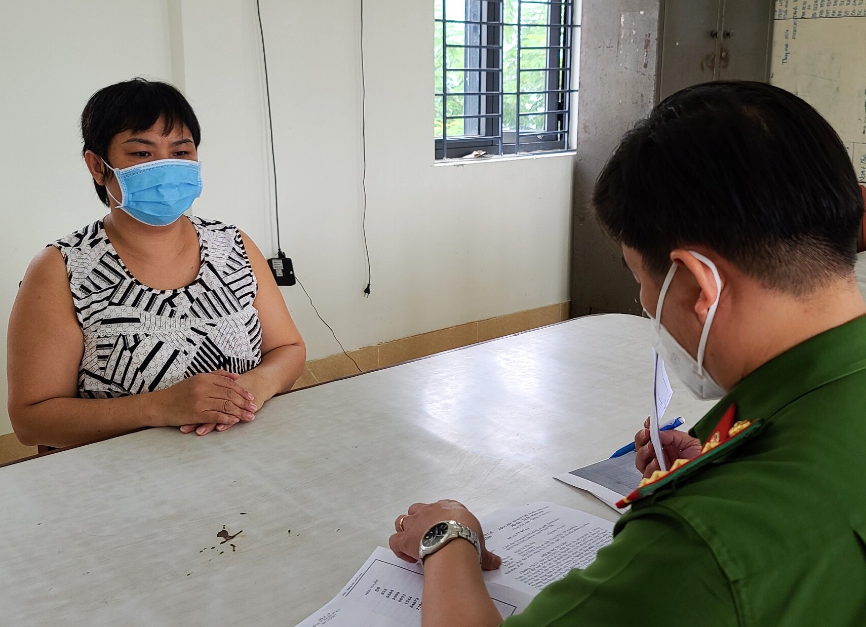 Hai phu nu to chuc duong day danh bac tien ty hinh anh