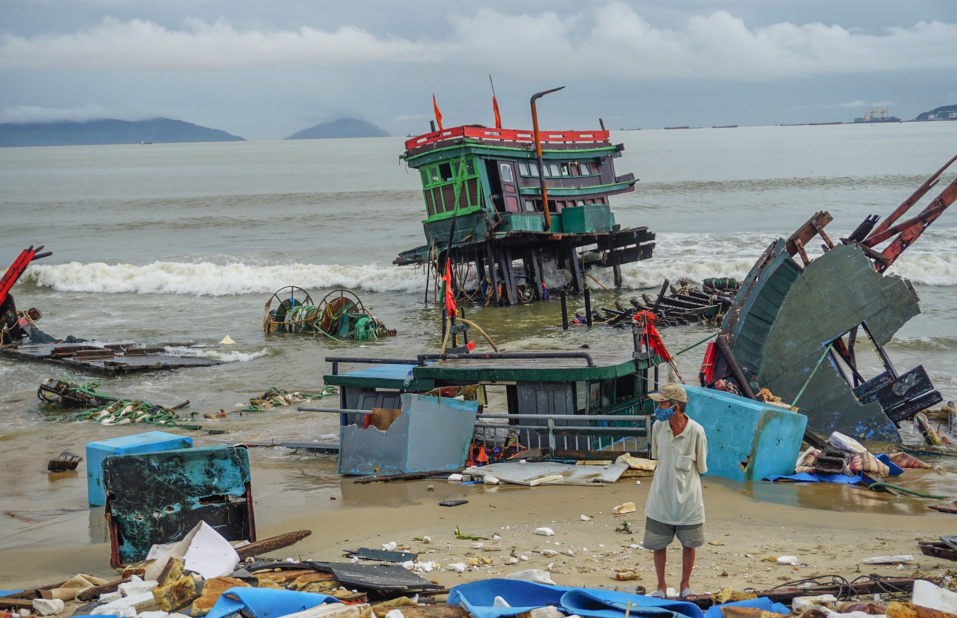 Song bien pha nat 2 tau ca o Da Nang hinh anh