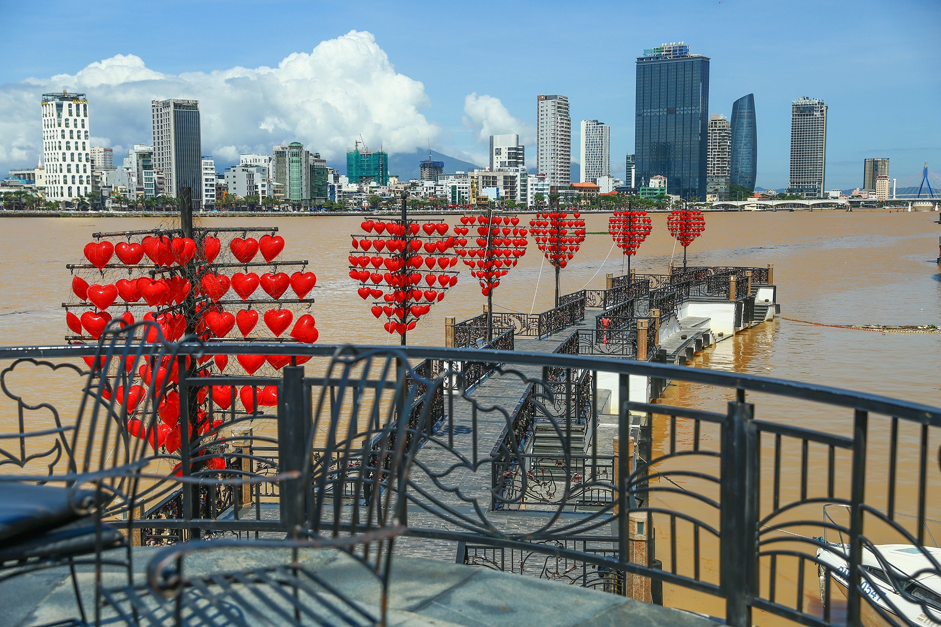 Da Nang vang ve trong ngay dau mo lai cac diem du lich hinh anh