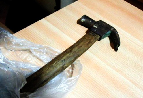 Ten trom dung bua dap vao dau chu nha hinh anh