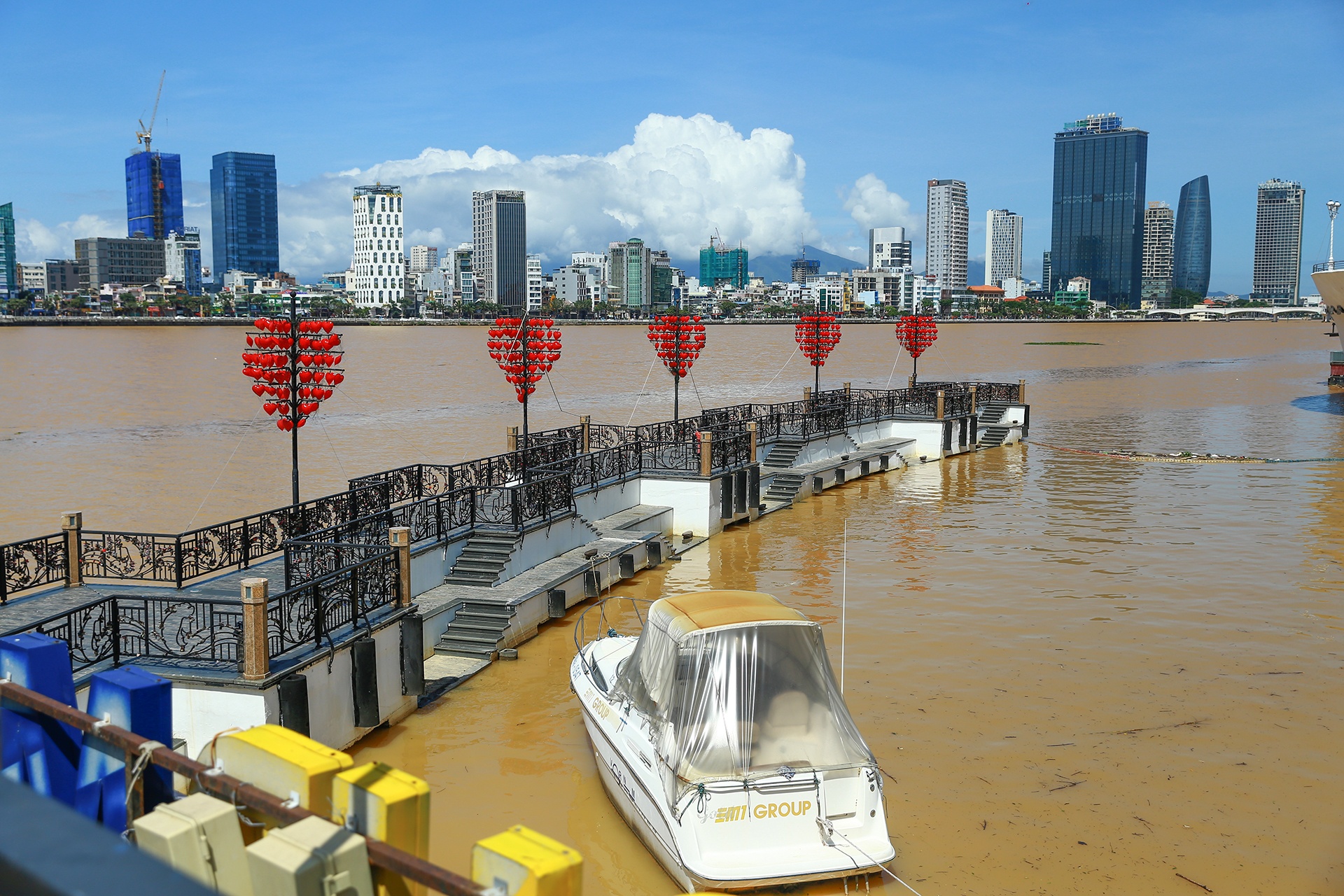 Khu du lich o Da Nang van vang khach sau mot thang mo cua hinh anh