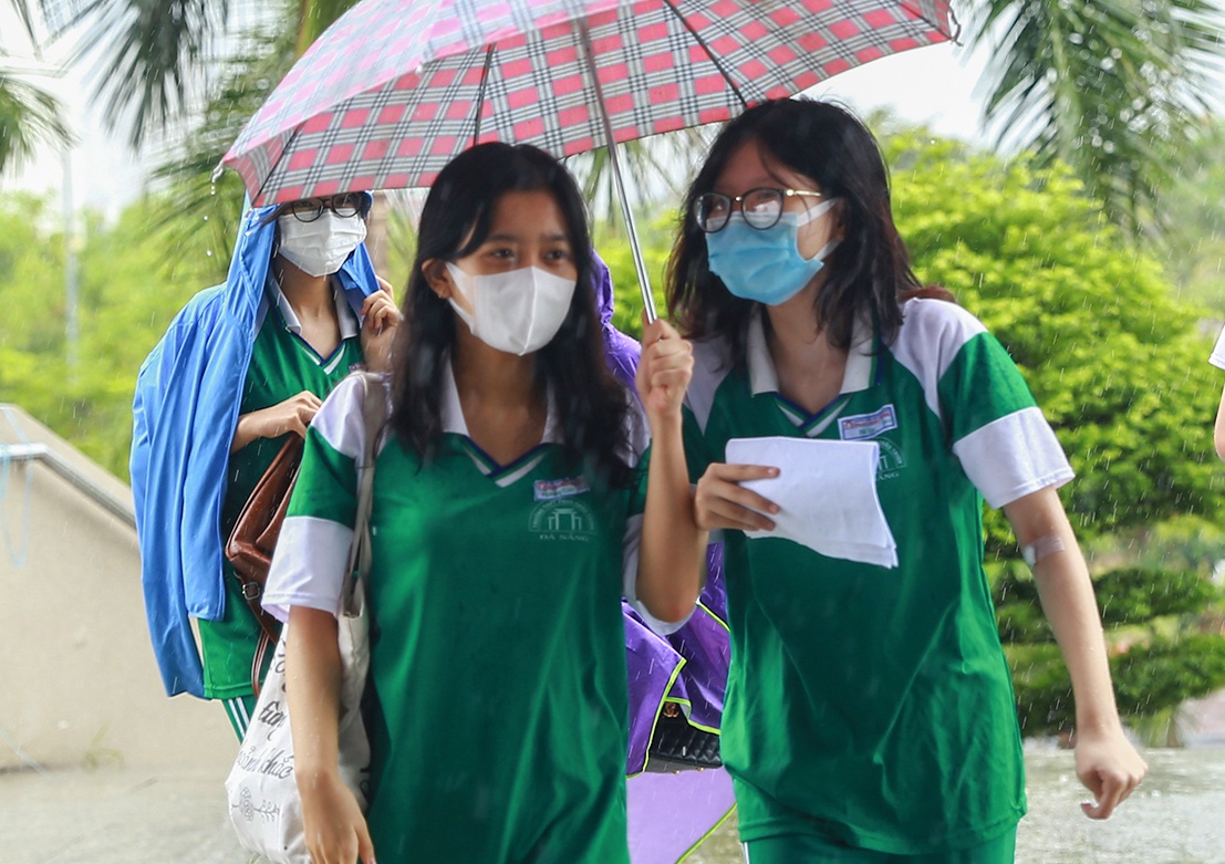 Co giao mac Covid-19, 160 hoc sinh Da Nang chuyen sang hoc truc tuyen hinh anh