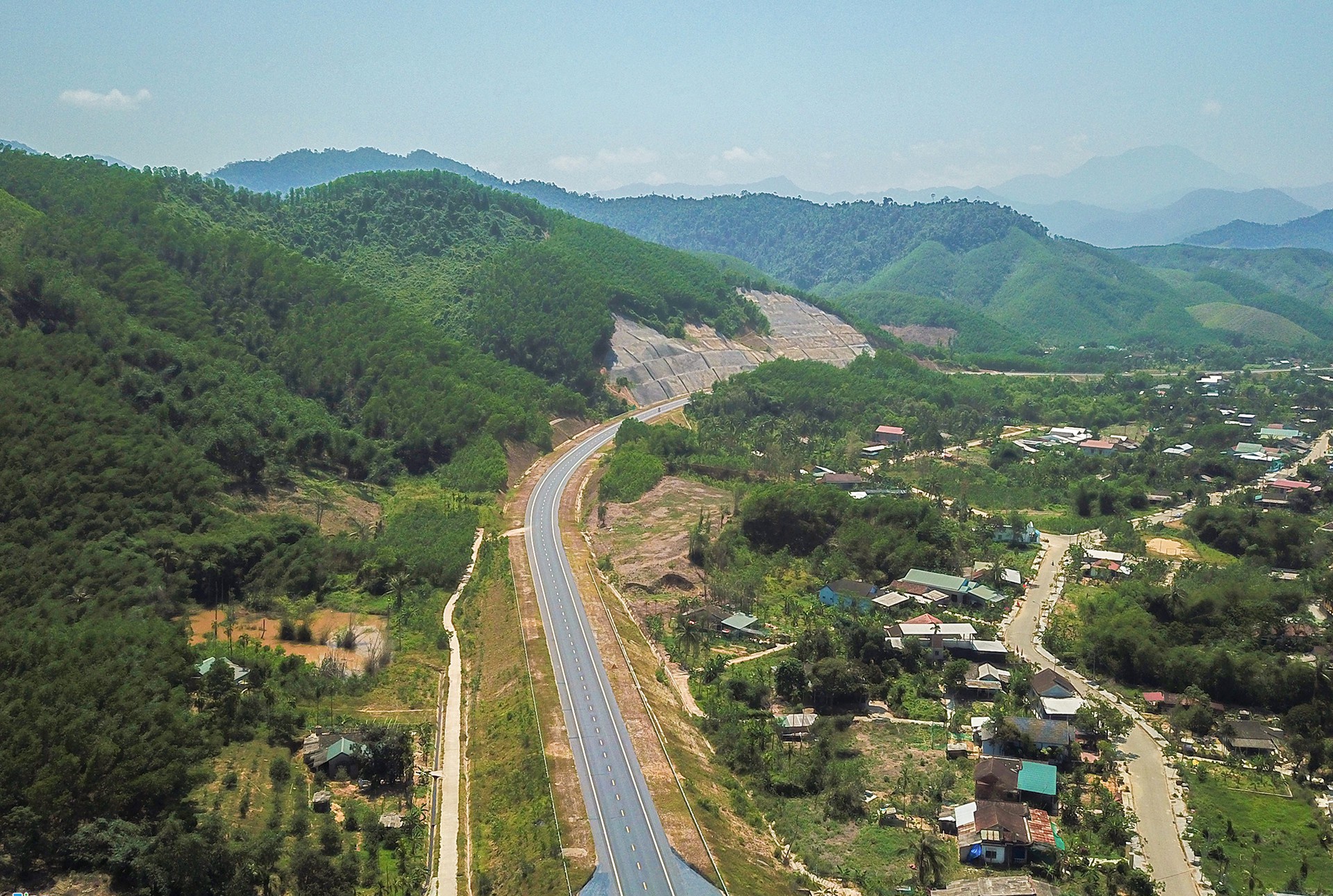 Vi sao cao toc La Son - Tuy Loan chua the thong xe? hinh anh