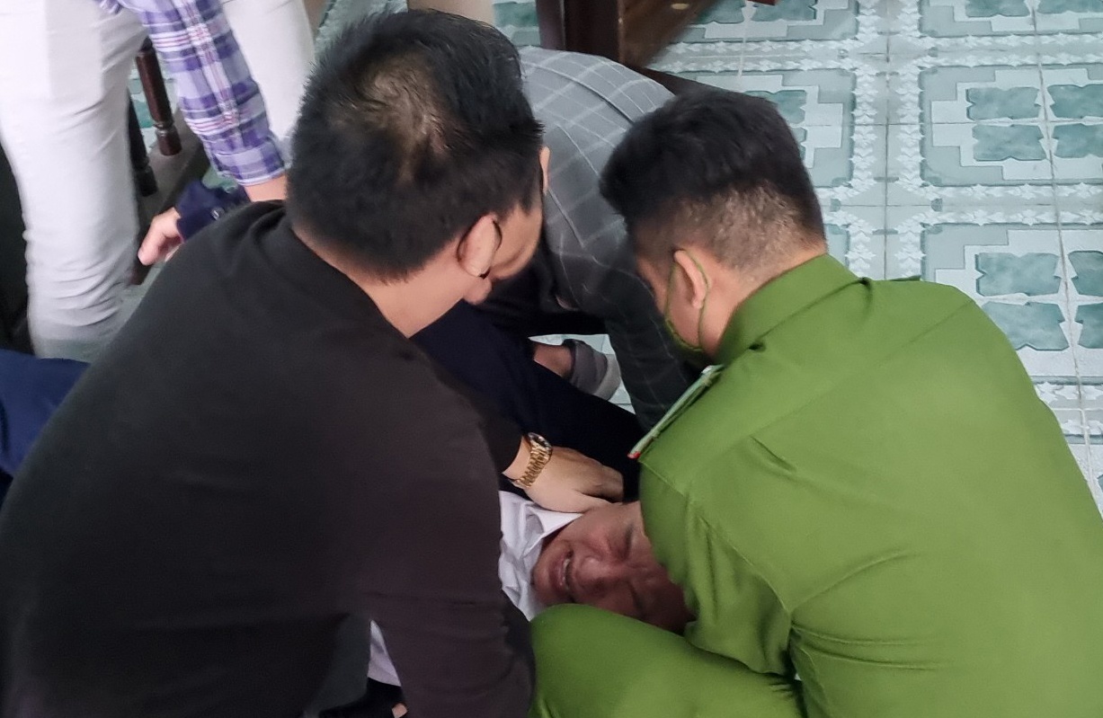 Giam doc cong ty bat dong san tu tu tai toa duoc rua ruot hinh anh