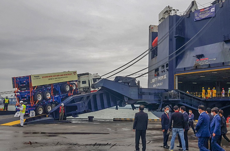 Thaco xuat khau 870 somi ro-mooc sang My hinh anh