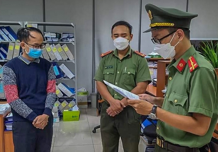 Nhan hoi lo, mot can bo o Da Nang bi bat hinh anh