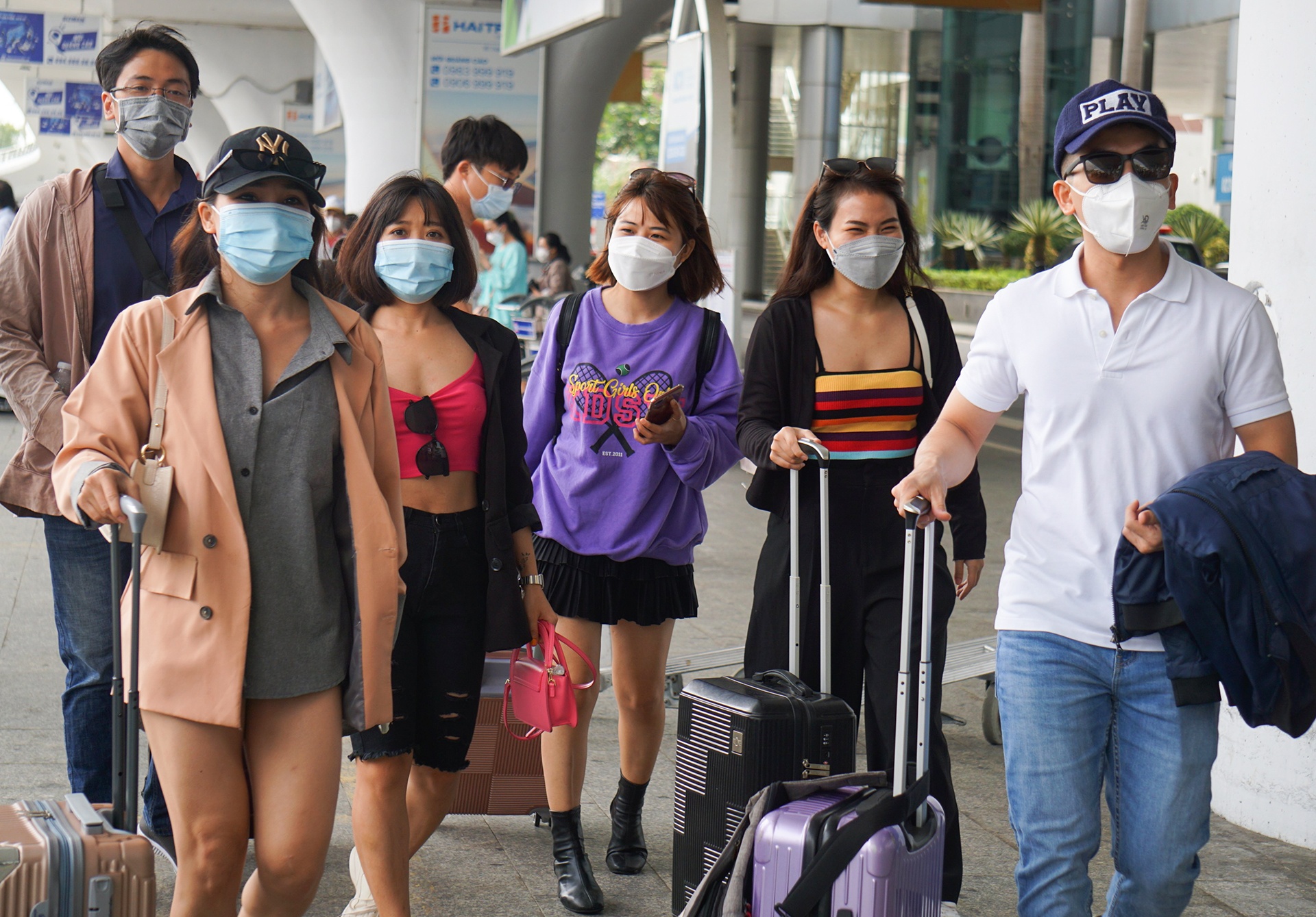 Gan 200 khach den Da Nang du lich anh 2