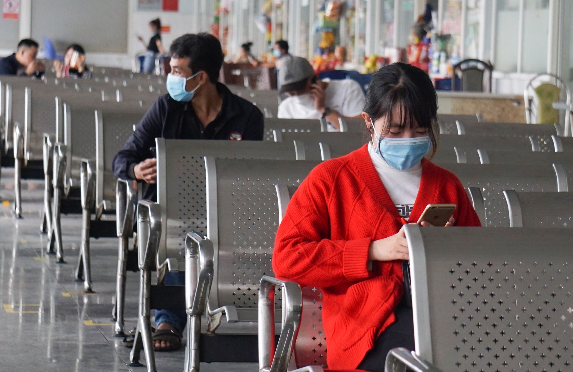 Ben xe, nha ga Da Nang vang khach nhung ngay cuoi nam hinh anh